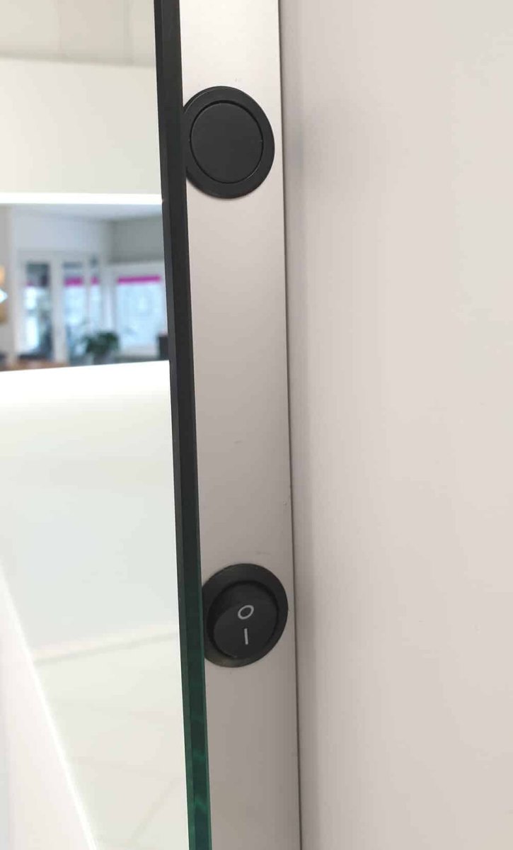 Badkamerspiegel met directe en indirecte verlichting, verwarming, klok, sensor en dimfunctie 140×70 cm - Afbeelding 5