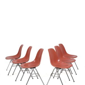 Charles & Ray Eames stapelstoelen oranje glasfiber